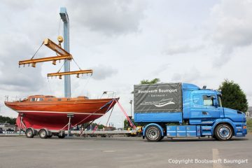 Kranung zur Probefahrt einer 8KR Segelyacht in der Marina Rünthe