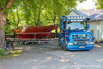 8KR Segelyacht auf dem Trailer und Scania Zugmaschine auf dem Werftgelände der Bootswerft Baumgart. Nach erfolgter Restauration bereit zum Rücktransport in den Heimathafen nach Kiel an der Ostsee