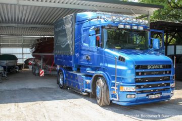 Scania Sattelschlepper V8 Zugmaschine der Bootswerft Baumgart auf dem Werftgelände in Dortmund