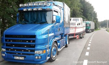 Rücktransport einer Motoryacht nach Refit durch Bootswerft Baumgart in den Heimathafen am Ijsselmeer in den Niederlanden