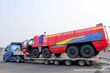 Transport eines FLF Panther Löschfahrzeugs für den Flughafen Dortmund durch Bootswerft Baumgart