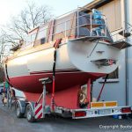 Vilm 106 Motoryacht nach durchgeführtem Refit verzurrt auf dem Trailer auf dem Werftgelände der Bootswerft Baumgart in Dortmund