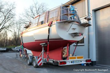 Vilm 106 Motoryacht nach durchgeführtem Refit verzurrt auf dem Trailer auf dem Werftgelände der Bootswerft Baumgart in Dortmund