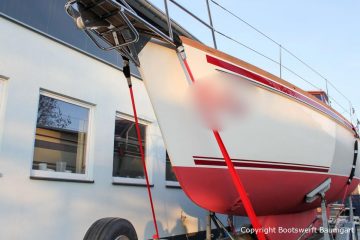 Vilm 106 Motoryacht nach durchgeführtem Refit verzurrt auf dem Trailer auf dem Werftgelände der Bootswerft Baumgart in Dortmund