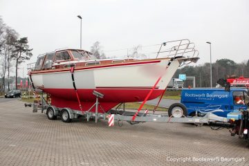 Zwischenstopp auf einem Autobahn Parkplatz. Bootstransport einer fertiggestellten Motoryacht fest verzurrt auf dem 10t-Trailer der Bootswerft Baumgart in Dortmund.