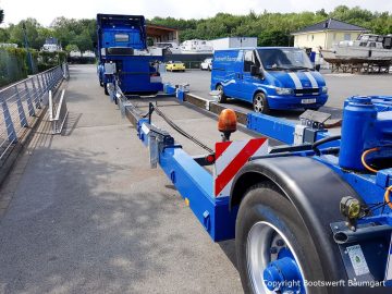 Leerer Schwertransportauflieger mit Scania Zugmaschine der Bootswerft Baumgart