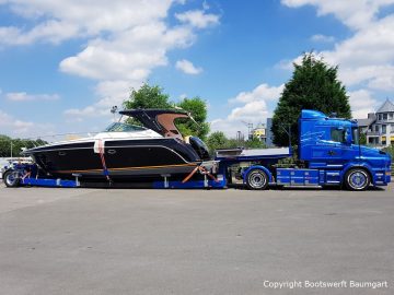 Transport einer Motoryacht auf dem Schwertransportauflieger durch Bootswerft Baumgart