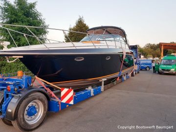 Transport einer Motoryacht auf dem Schwertransportauflieger durch Bootswerft Baumgart