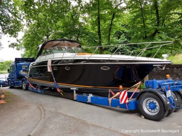 Ankunft einer Motoryacht auf dem Tiefladerauflieger in der Bootswerft Baumgart in Dortmund