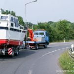 Sicherer Bootstransport einer Motoryacht zur Autobahn durch Bootswerft Baumgart.