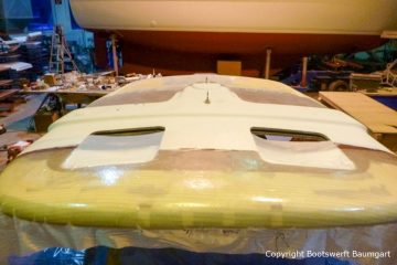Laminierungen am Dach einer Formula 40 PC Motoryacht mit Effecktlack in der Werfthalle der Bootswerft Baumgart in Dortmund
