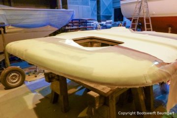 Laminierungen am Dach einer Formula 40 PC Motoryacht mit Effecktlack in der Werfthalle der Bootswerft Baumgart in Dortmund