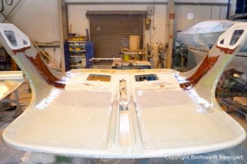 Laminierungen am Dach einer Formula 40 PC Motoryacht mit Effecktlack in der Werfthalle der Bootswerft Baumgart in Dortmund