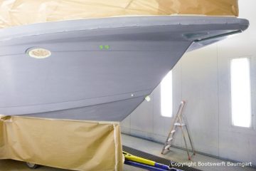 Grundierung für die Bootslackierung einer Formula 40 PC Motoryacht mit Effecktlack in der Lackierkabine der Bootswerft Baumgart in Dortmund