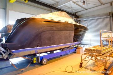 Vorbereitungen zur Bootslackierung einer Formula 40 PC Motoryacht mit Effecktlack in der Werfthalle der Bootswerft Baumgart in Dortmund