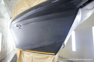 Fertig lackierter Wasserpass bei der Bootslackierung einer Formula 40 PC Motoryacht mit Effecktlack in der Lackierkabine der Bootswerft Baumgart in Dortmund