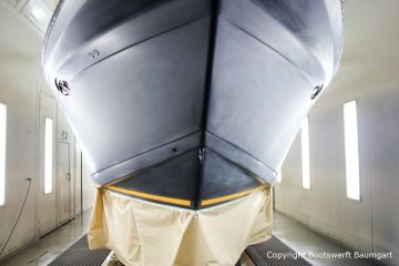 Fertig lackierter Wasserpass bei der Bootslackierung einer Formula 40 PC Motoryacht mit Effecktlack in der Lackierkabine der Bootswerft Baumgart in Dortmund