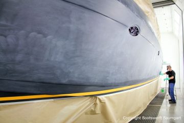 Fertig lackierter Wasserpass bei der Bootslackierung einer Formula 40 PC Motoryacht mit Effecktlack in der Lackierkabine der Bootswerft Baumgart in Dortmund