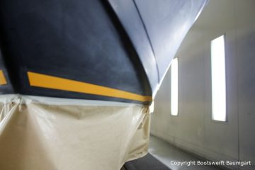 Fertig lackierter Wasserpass bei der Bootslackierung einer Formula 40 PC Motoryacht mit Effecktlack in der Lackierkabine der Bootswerft Baumgart in Dortmund