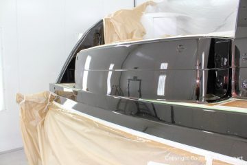 Heck einer Formula 40 PC Motoryacht bei der Effektlack Bootslackierung in der Lackierkabine Bootswerft Baumgart in Dortmund