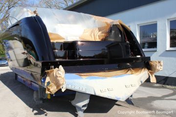 Heck einer Formula 40 PC Motoryacht mit Effektlack Bootslackierung in der Sonne auf dem Werftgelände der Bootswerft Baumgart in Dortmund