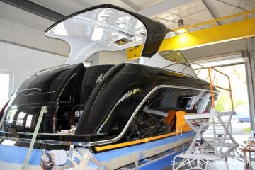 Bootslackierung einer Formula 40 PC Motoryacht mit Effecktlack in der Werfthalle der Bootswerft Baumgart in Dortmund