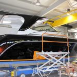 Bootslackierung einer Formula 40 PC Motoryacht mit Effecktlack in der Werfthalle der Bootswerft Baumgart in Dortmund