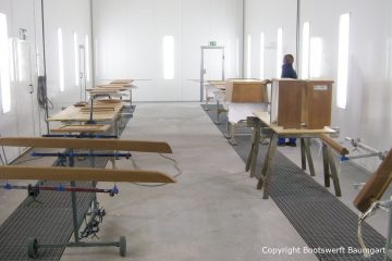 Lackierung von Holzteilen der Rapsody 29 in der Lackierkabine der Bootswerft Baumgart in Dortmund