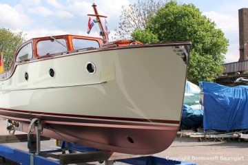 Bug und Unterwasserschiff der Rapsody 29 auf dem Werftgelände der Bootswerft Baumgart nach durchgeführter Bootslackierung in Dortmund