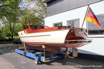 Heck der Rapsody 29 auf dem Hafentrailer auf dem Werftgelände der Bootswerft Baumgart nach durchgeführter Bootslackierung in Dortmund