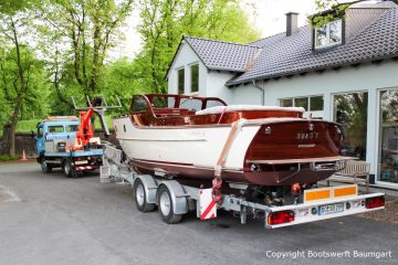 Rapsody 29 auf dem Bootstrailer auf dem Werftgelände der Bootswerft Baumgart nach durchgeführter Bootslackierung in Dortmund