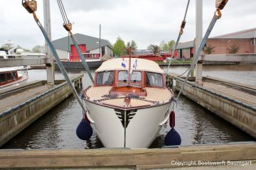 Wasserung der Rapsody 29 nach der Bootslackierung in der Bootswerft Baumgart