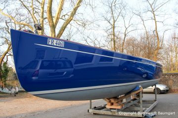 Die Latitude 46 Tofinou 9.5 nach Fertigstellung der Neulackierung in Royal Blue von AWL Grip Yachtfarben auf dem Werftgelände der Bootswerft Baumgart in Dortmund