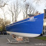 Die Latitude 46 Tofinou 9.5 nach Fertigstellung der Neulackierung in Royal Blue von AWL Grip Yachtfarben auf dem Werftgelände der Bootswerft Baumgart in Dortmund