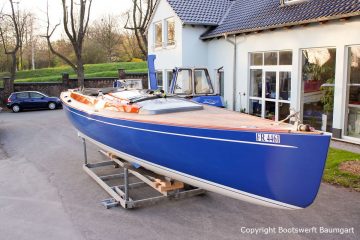 Die Latitude 46 Tofinou 9.5 nach Fertigstellung der Neulackierung in Royal Blue von AWL Grip Yachtfarben auf dem Werftgelände der Bootswerft Baumgart in Dortmund