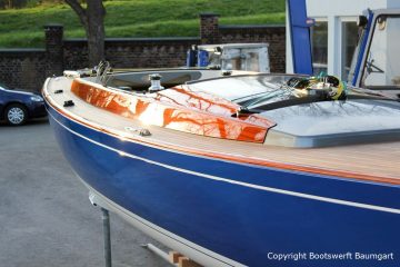 Teakdeck und Kajüte in Mahagoni einer Latitude 46 Tofinou 9.5 nach Fertigstellung der Neulackierung in Royal Blue von AWL Grip Yachtfarben auf dem Werftgelände der Bootswerft Baumgart in Dortmund