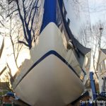 Bug und Wasserpass der Latitude 46 Tofinou 9.5 nach Fertigstellung der Neulackierung in Royal Blue von AWL Grip Yachtfarben auf dem Werftgelände der Bootswerft Baumgart in Dortmund