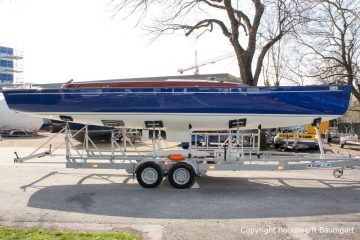 Die Latitude 46 Tofinou 9.5 nach Fertigstellung der Neulackierung in Royal Blue von AWL Grip Yachtfarben auf dem Werftgelände der Bootswerft Baumgart in Dortmund