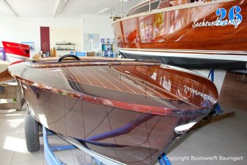 Boesch 590 St. Tropez Motorboot in der Ausstellungshalle der Bootswerft Baumgart in Dortmund