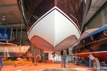 Unterwasserschiff einer Boesch 590 St. Tropez am Deckenkran der Werfthalle der Bootswerft Baumgart in Dortmund