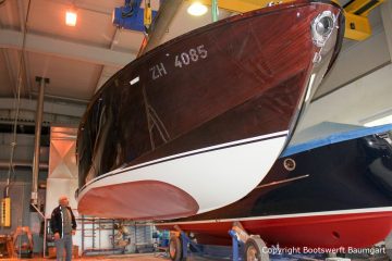 Unterwasserschiff einer Boesch 590 St. Tropez am Deckenkran der Werfthalle der Bootswerft Baumgart in Dortmund