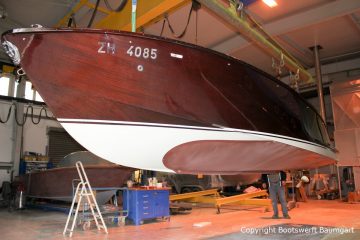 Unterwasserschiff einer Boesch 590 St. Tropez am Deckenkran der Werfthalle der Bootswerft Baumgart in Dortmund