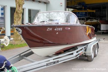 Boesch 590 St. Tropez Motorboot auf dem Bootstrailer nach durchgeführtem Refit auf dem Werftgelände der Bootswerft Baumgart in Dortmund