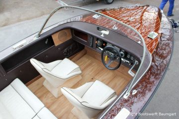 Cockpit mit weissen Ledersitzen einer Boesch 590 St. Tropez nach durchgeführtem Refit auf dem Werftgelände der Bootswerft Baumgart in Dortmund