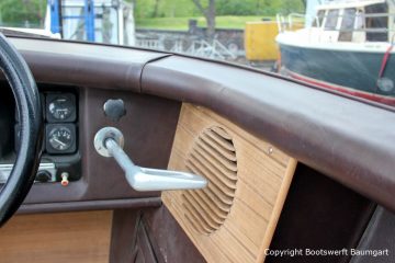 Lautsprecherblende aus Holz im Cockpit einer Boesch 590 St. Tropez nach durchgeführtem Refit auf dem Werftgelände der Bootswerft Baumgart in Dortmund