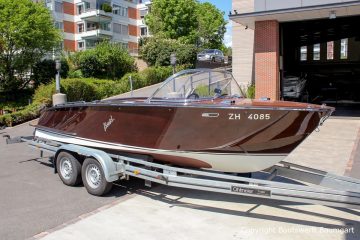 Boesch 590 St. Tropez Motorboot auf dem Bootstrailer im Zielhafen in der Schweiz nach durchgeführtem Refit in der Bootswerft Baumgart