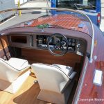 Cockpit eines Boesch 590 St. Tropez Motorboots auf dem Bootstrailer nach durchgeführtem Refit in der Bootswerft Baumgart