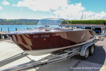 Boesch 590 St. Tropez Motorboot auf dem Bootstrailer im Zielhafen in der Schweiz nach durchgeführtem Refit in der Bootswerft Baumgart