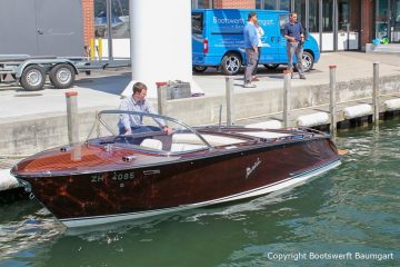 Boesch 590 St. Tropez Motorboot im Wasser des Zielhafens in der Schweiz nach durchgeführtem Refit in der Bootswerft Baumgart