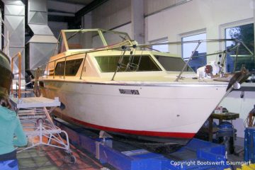 Chris Craft MX 25 Motoryacht beim Refit in der Werfthalle der Bootswerft Baumgart in Dortmund